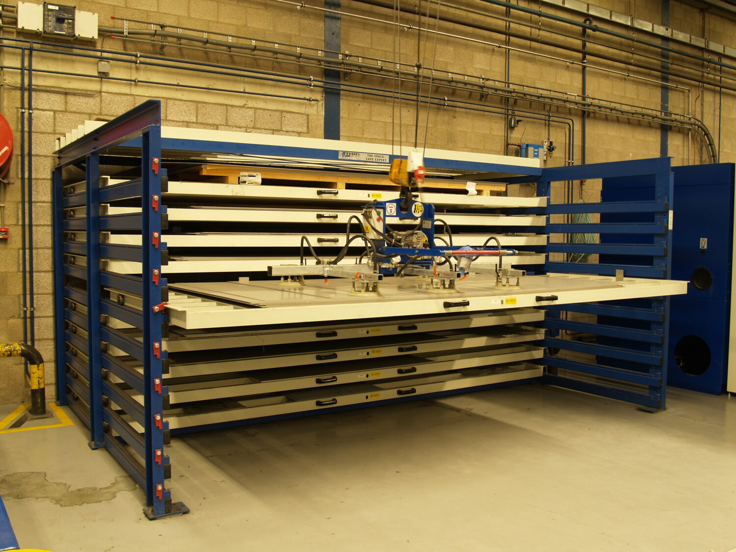 THIEL Combi - Horizontal Sheet Metal Storage with Vacuum Lifter Integration