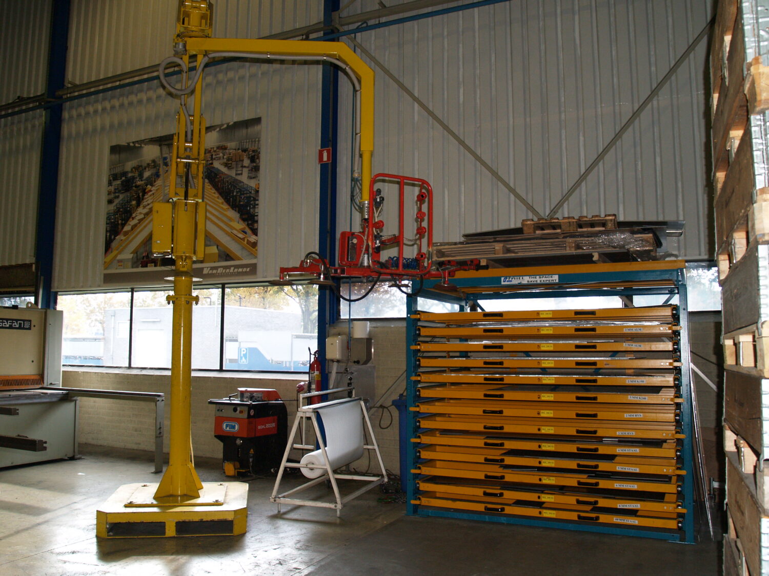 THIEL Ultra: Horizontal Sheet Metal Storage with Vacuum Lifter